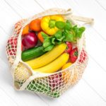 síťovaná taška s ovocem