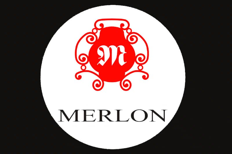 Logo s červeným ornamentem a nápisem Merlon na černém pozadí