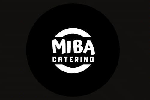 Logo cateringové společnosti na černém pozadí