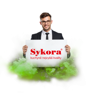 Muž v obleku drží tabuli s logem společnosti Sykora, obklopen zeleným kouřem.