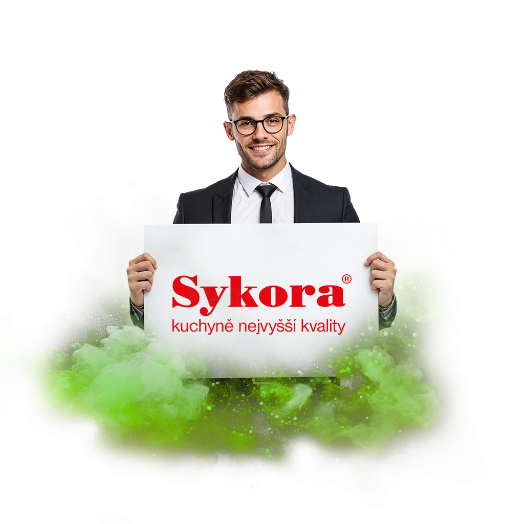 Muž v obleku drží tabuli s logem společnosti Sykora, obklopen zeleným kouřem.
