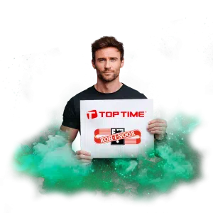 Muž drží plakát s logy prodejen TOP TIME a KOH-I-NOOR, obklopen zeleným kouřem na bílém pozadí.