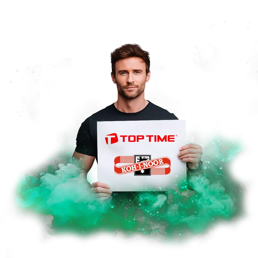 Muž drží plakát s logy prodejen TOP TIME a KOH-I-NOOR, obklopen zeleným kouřem na bílém pozadí.