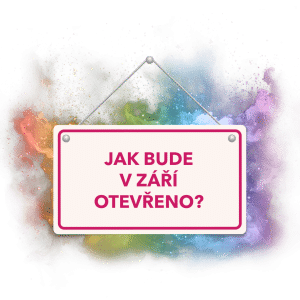 Nápis "Jak bude v září otevřeno?" na ceduli s barevným kouřovým pozadím.