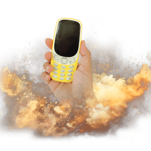 Ruka držící starý mobilní telefon obklopený abstraktními barevnými efekty.