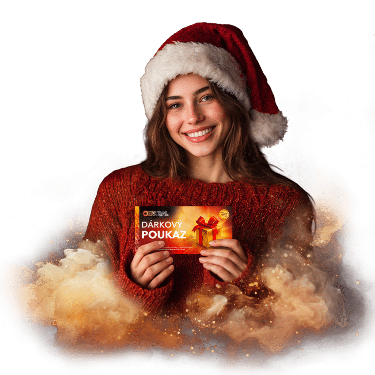 Žena v červeném svetru a Santově čepici drží vánoční dárkový poukaz.