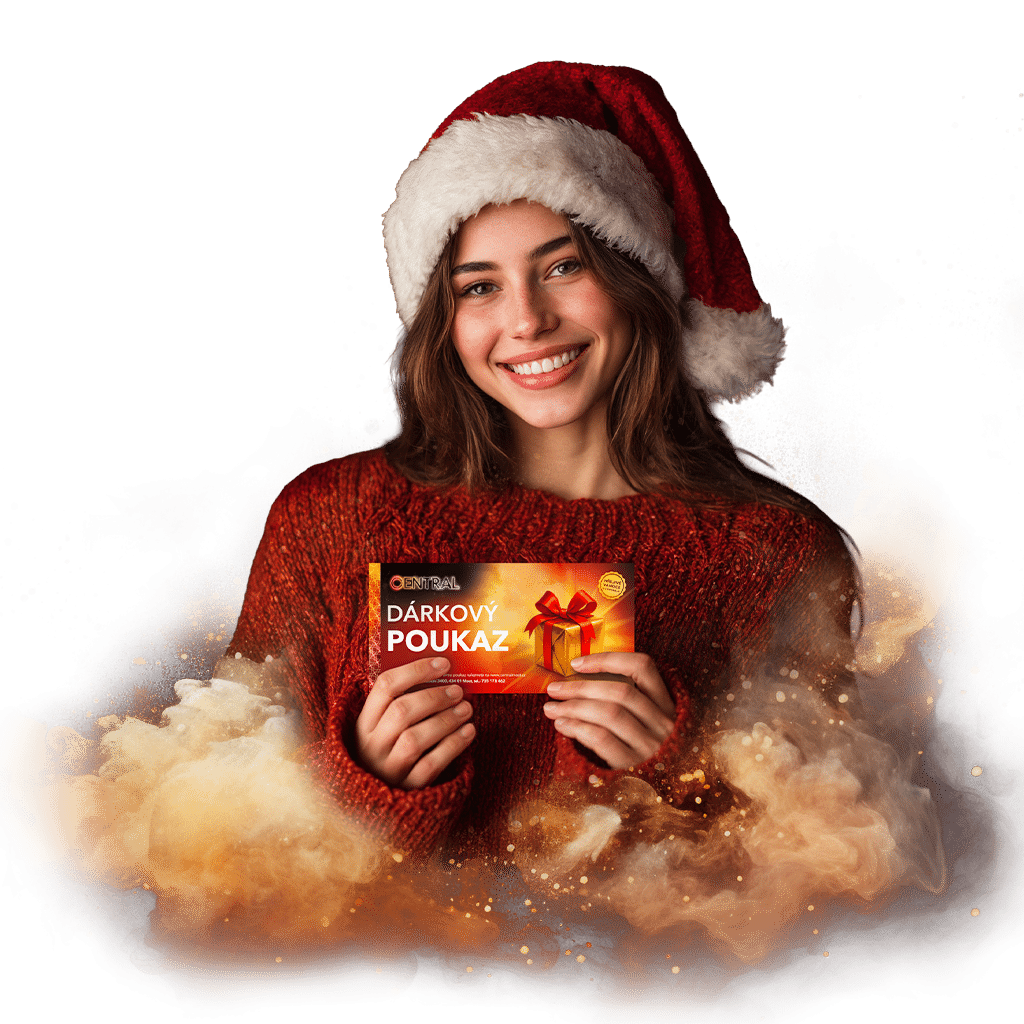 Žena v červeném svetru a Santově čepici drží vánoční dárkový poukaz.