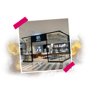 Otevřená prodejna YES Klenoty v obchodním centru s elegantním interiérem a vystavenými šperky.