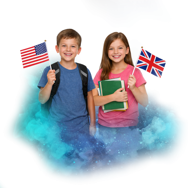 Dvě děti držící americkou a britskou vlajku, usmívající se s učebnicemi v rukou, na modrém kouřovém pozadí.