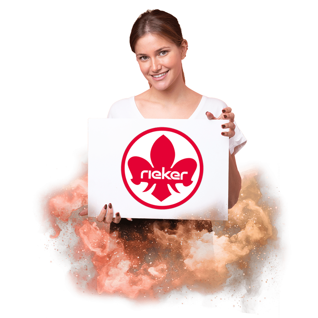 Žena držící ceduli s logem Rieker, na pozadí barevný kouřový efekt.