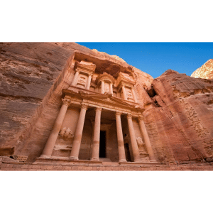 Káznice ve skalách Petry za modré oblohy