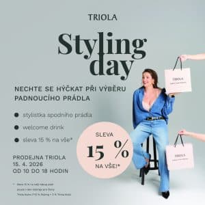 Žena sedící na židli drží dárkovou tašku Triola