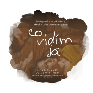 Plakát výstavy "Co vidím já" s fotografiemi dětí v hostitelské péči, zobrazující tři ležící osoby a text o konání akce v OC Central Most.