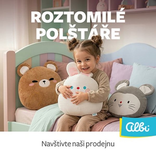 Dítě drží plyšový polštář mezi dalšími zvířecími polštáři