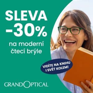 Žena s brýlemi drží oranžovou knihu, reklama na slevu