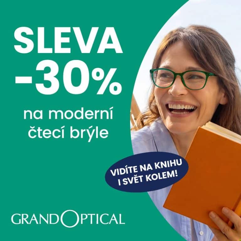 Žena s brýlemi drží oranžovou knihu, reklama na slevu