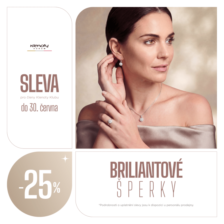 Žena v šatech nosí elegantní šperky na uších a prstech