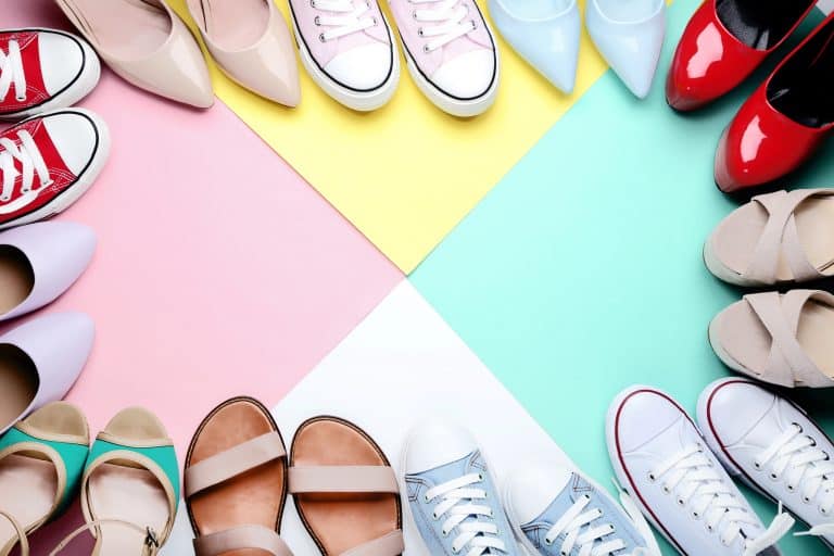 Různorodé boty uspořádané do kruhu na barevném pozadí
