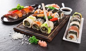 Talíře s různými druhy sushi, sójová omáčka a rýže