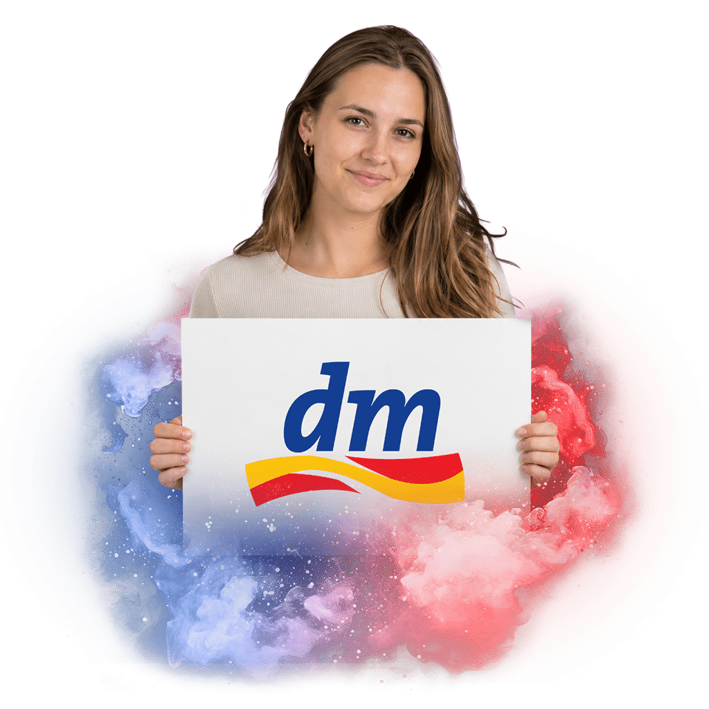 Žena drží ceduli s logem dm drogerie, na pozadí barevné kouřové efekty.