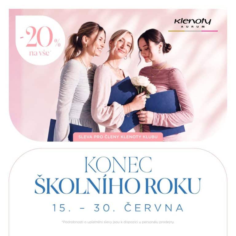 Tři ženy se usmívají, drží květiny a dárkové tašky