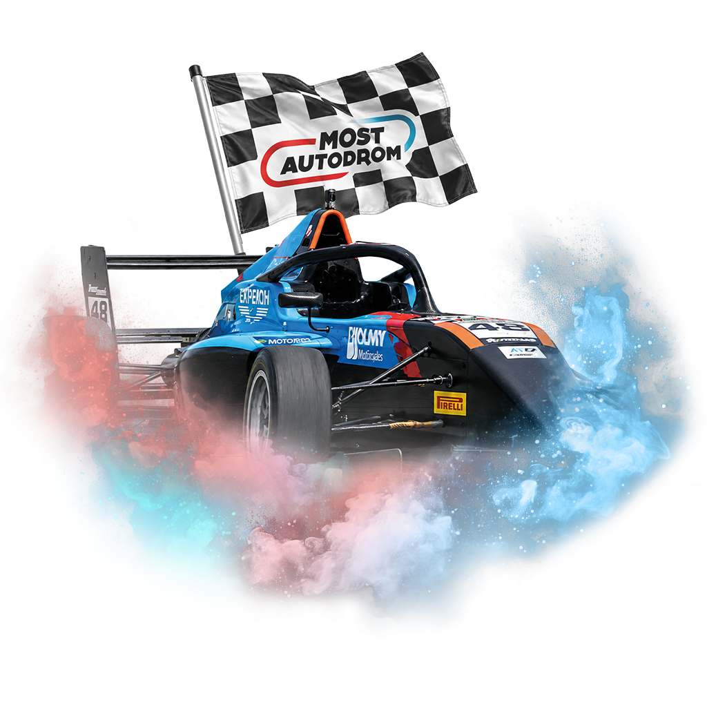 Modrá závodní formule s kouřovými efekty a šachovnicovou vlajkou Autodromu Most v pozadí.