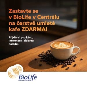 ALT text: Šálek kávy na stole s nápisem o akci zdarma