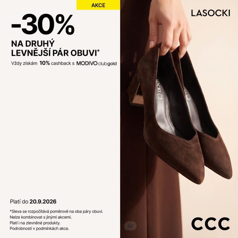 Žena drží hnědé lodičky před světlým pozadím