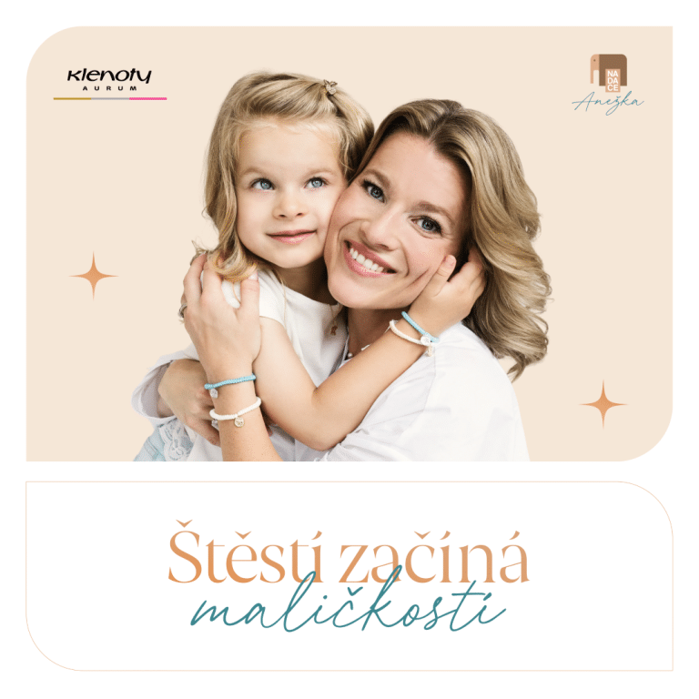 Matka a dcera se objímají a usmívají do kamery